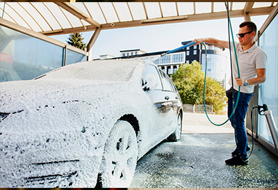 Aktywna piana do mycia samochodu – co to jest, jak działa i którą wybrać? 