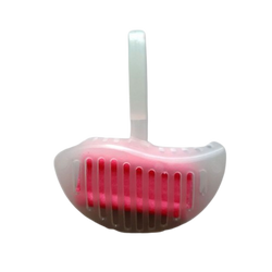 Kostka WC z koszyczkiem myje i tworzy obfitą pianę